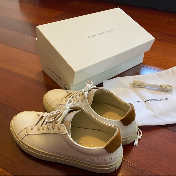 White sneaker by Woman by Common Project with brown suede detail in the back - Picture 4 of 7